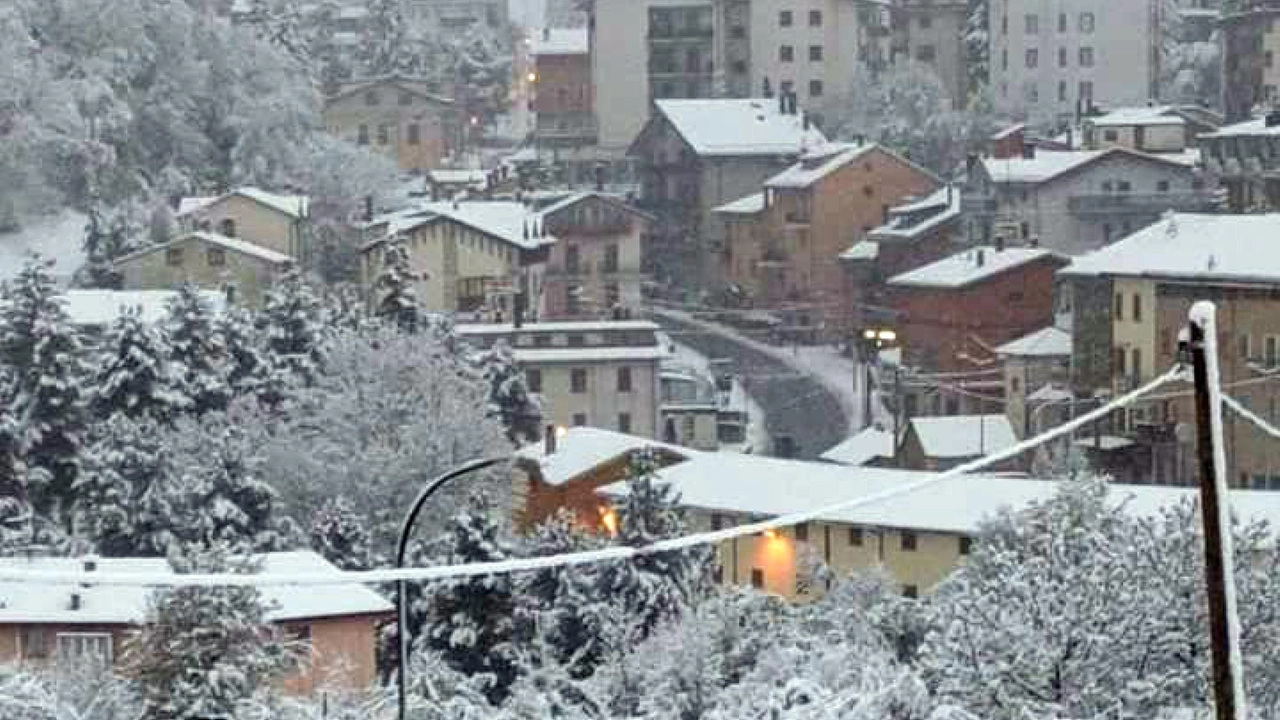 Neve d'aprile in Abruzzo (Ansa)