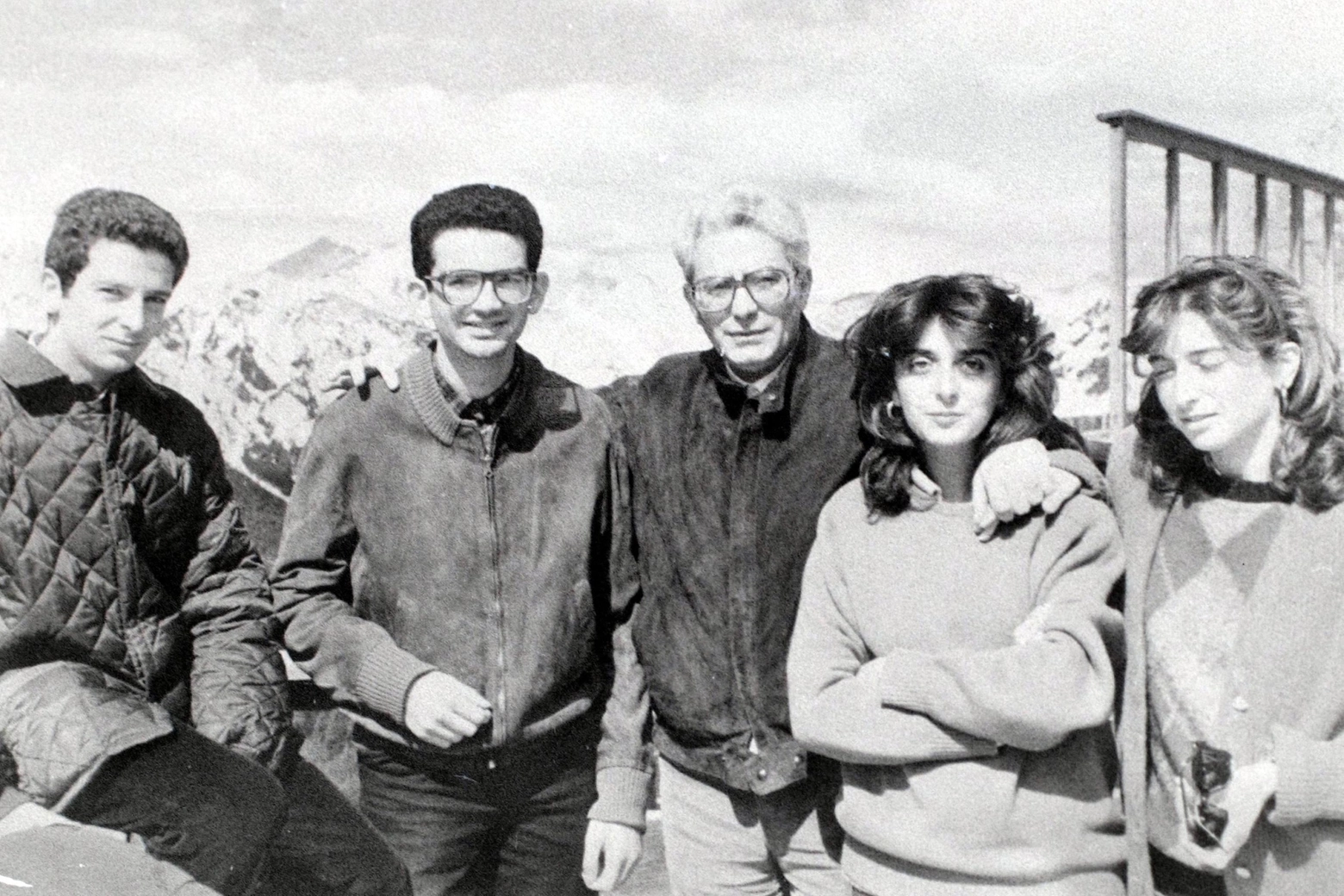 Sergio Mattarella (C) con i figli Bernardo (S), Francesco, la nipote Maria (figlia di Piersanti) e Laura, in una immagine di repertorio (Ansa)