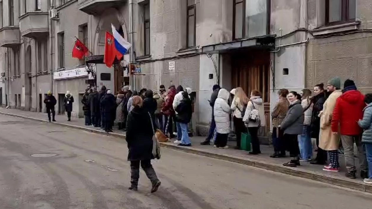 Lunghe file alle 12 in alcuni seggi elettorali a Mosca
