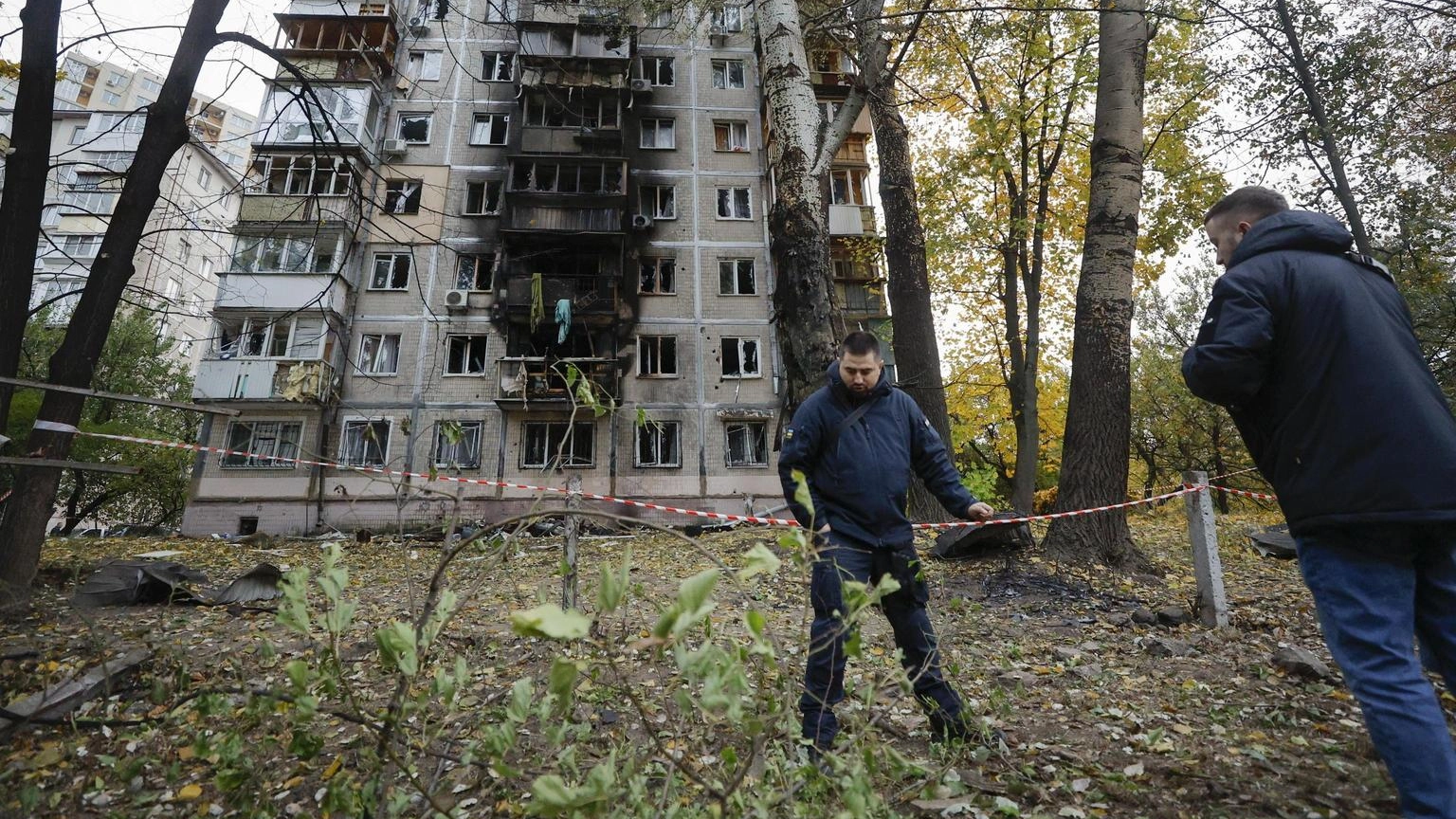 Droni russi su Kiev, a fuoco un edificio residenziale