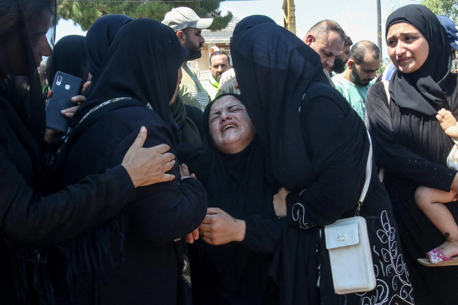 familiari piangono le vittime di un raid israeliano