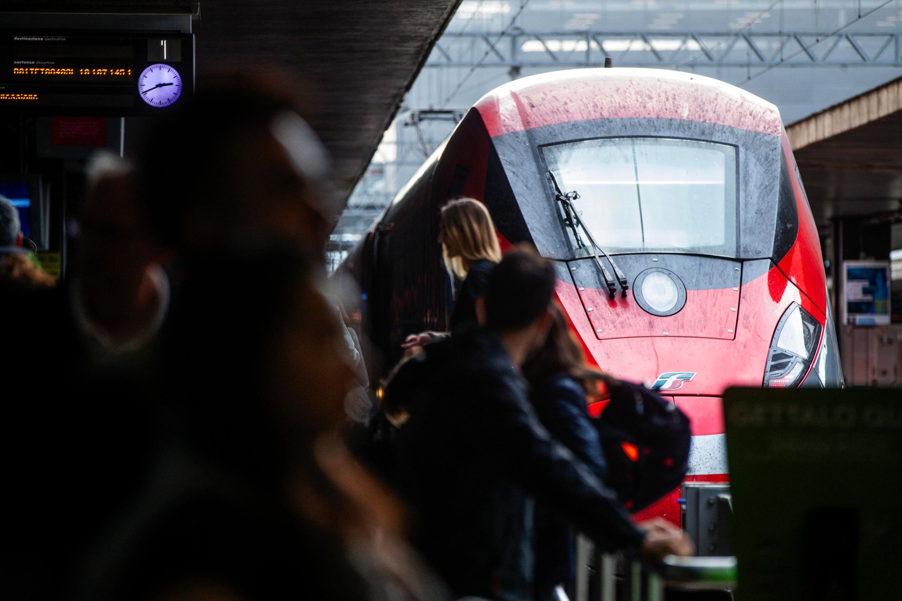 Caos treni, la causa del guasto non è un attacco hacker. Rfi: “Basta, non deve più accadere”