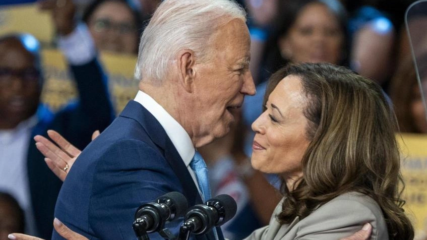 Nei sondaggi Kamala è avanti. Prima uscita pubblica con Biden (rinvigorito). Il tycoon mostra i corn-flakes e accusa i due di non aver fermato l’inflazione.