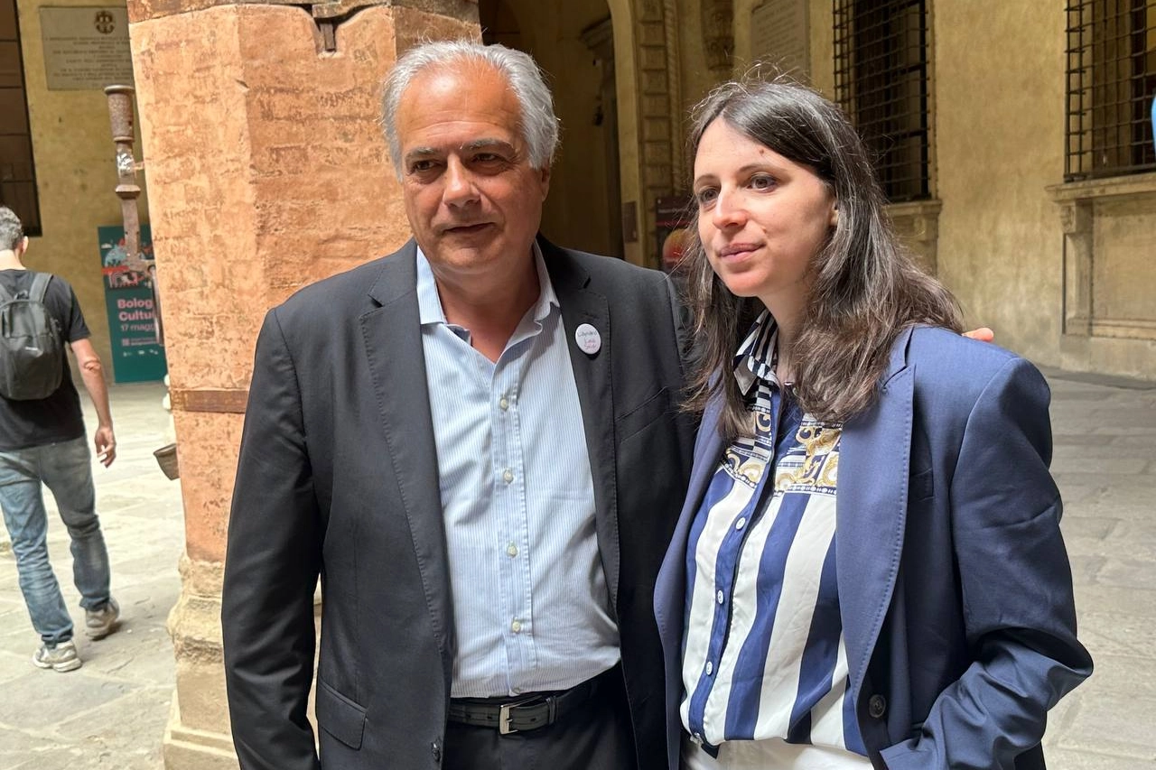 Roberto Salis in Comune a Bologna per presentare la candidatura della figlia Ilaria alle Europee. Nella foto con la vice sindaca Emily Clancy