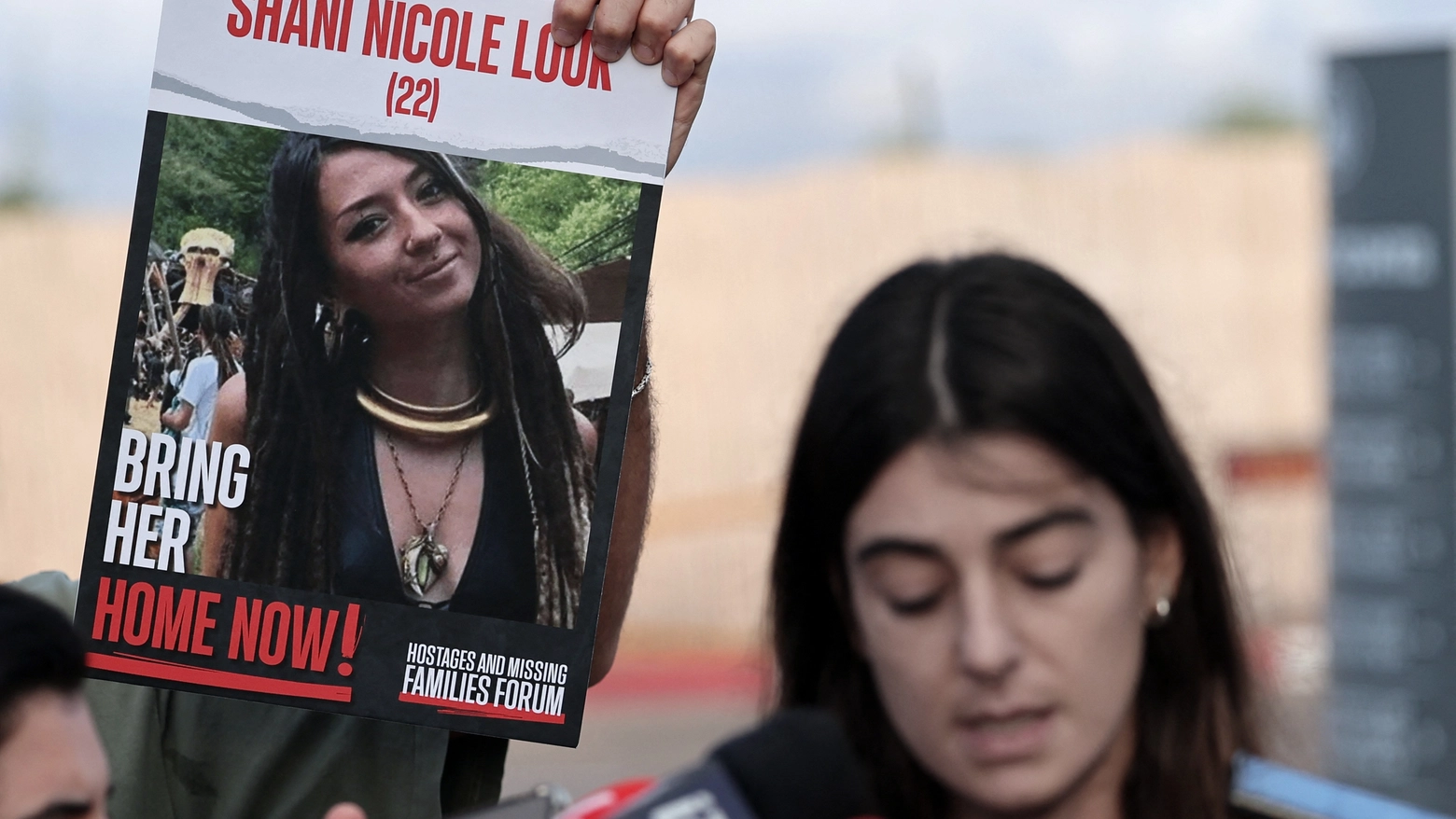 Nel manifesto una foto di Shani Nicole Louk, 22 anni, sequestrata il 7 ottobre da Hamas e uccisa (Afp)
