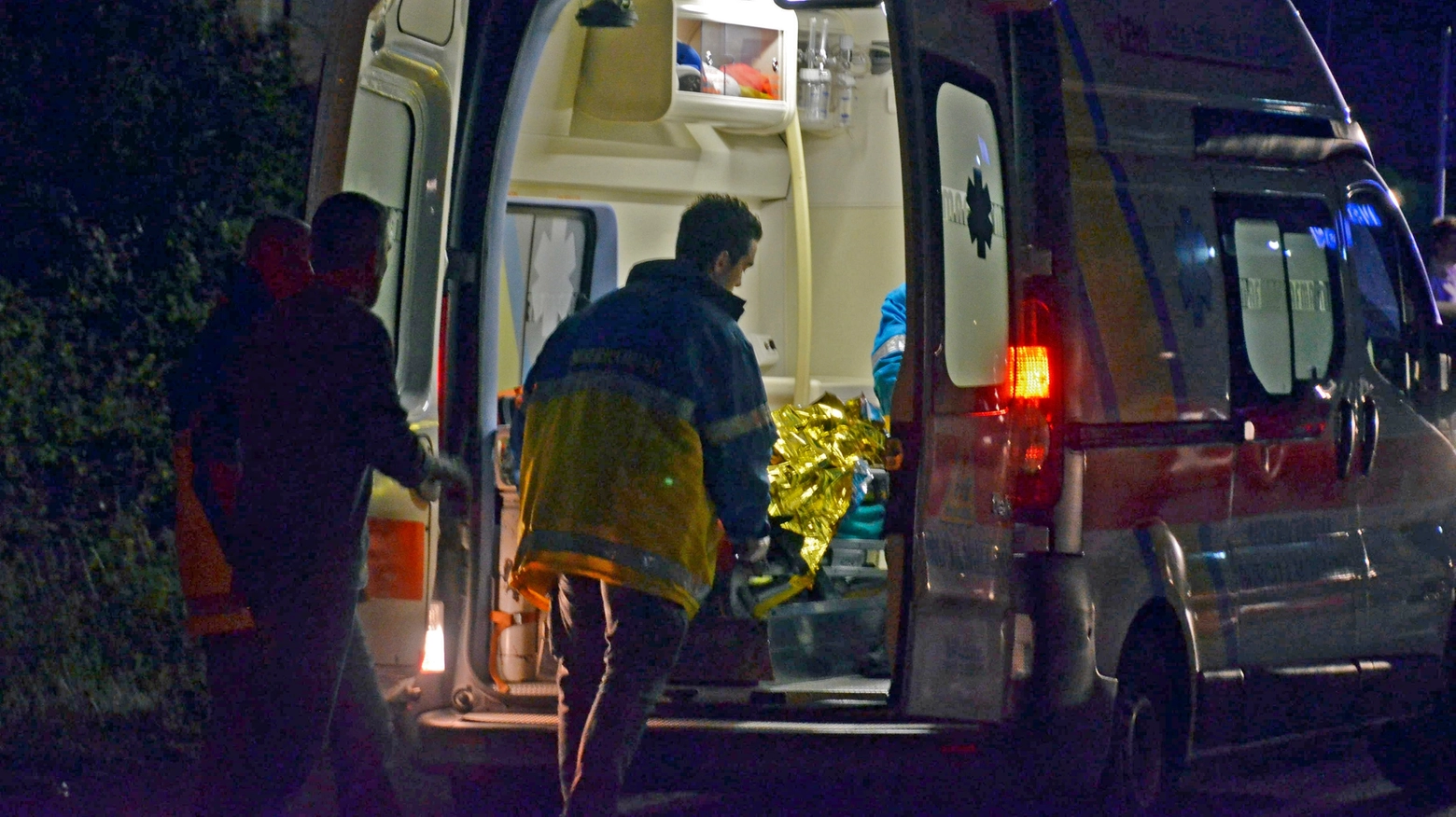 Il corpo è stato portato via in ambulanza (foto d'archivio)