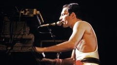 Freddie Mercury in un vecchio concerto dei Queen