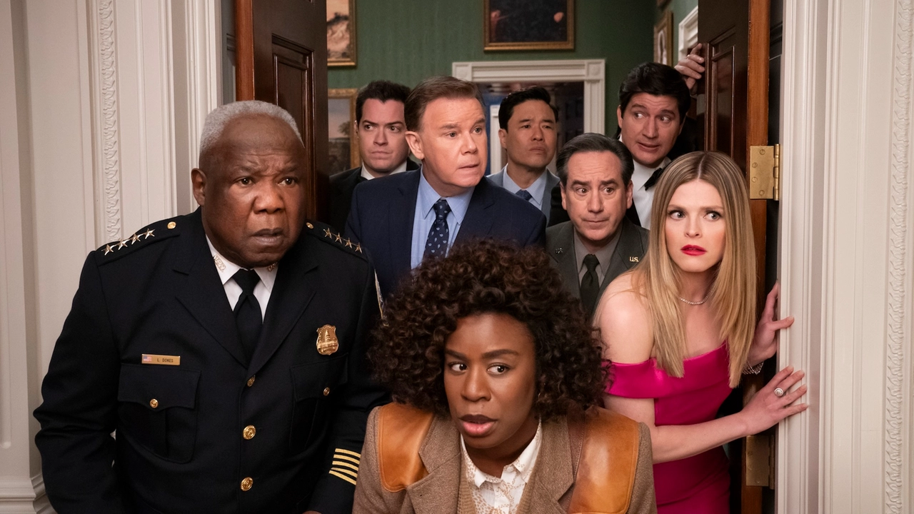 I protagonisti della nuova serie Netflix "The Residence". (Da sinistra a destra) Isiah Whitlock Jr. (nei panni di Larry Dokes), Dan Perrault (Colin Trask), Spencer Garrett (Wally Glick), Uzo Aduba (Cordelia Cupp), Randall Park (Edwin Park), Andrew Friedman (Irv Samuelson), Ken Marino (Harry Hollinger) e Molly Griggs (Lilly Schumacher).