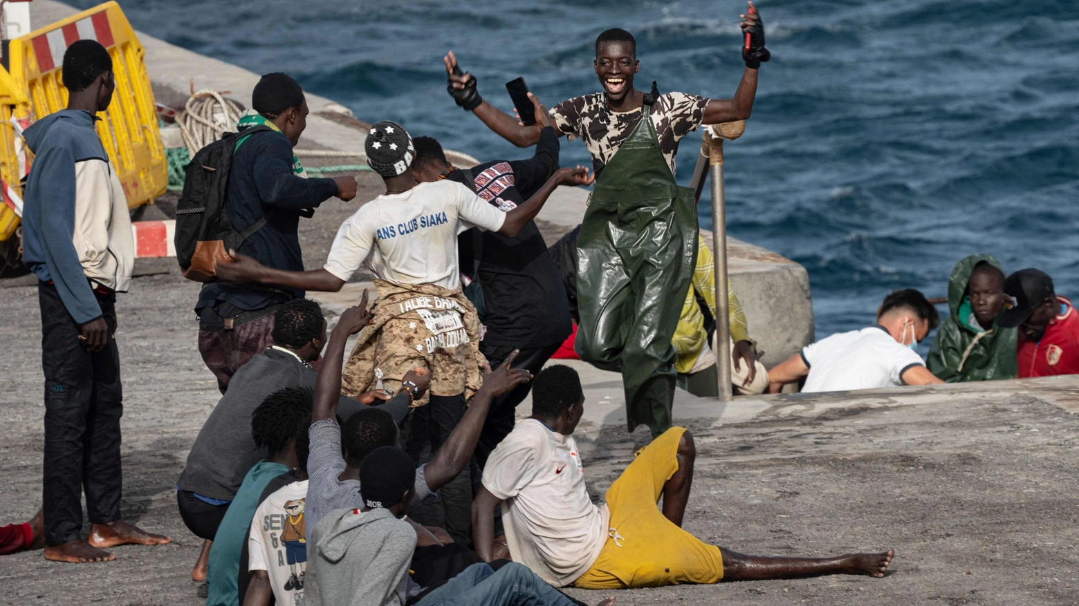 Lo sbarco di alcuni migranti del Senegal (foto Afp)