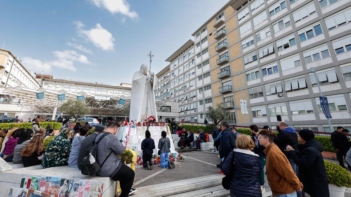 Papa Francesco oggi torna a casa. Folla in attesa davanti al Gemelli