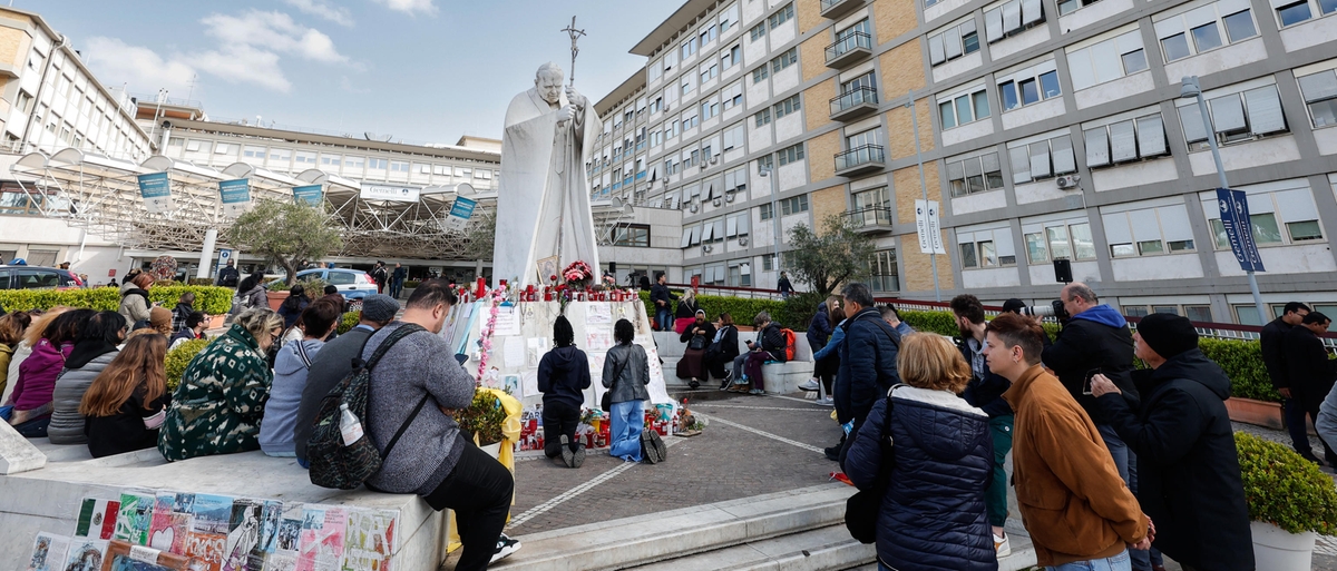 Papa Francesco oggi torna a casa. Folla in attesa davanti al Gemelli