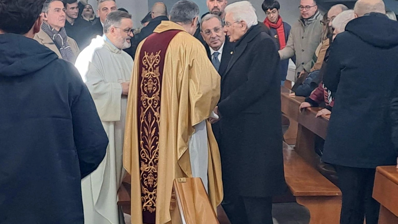 Il presidente Mattarella ringrazia don Patriciello e augura un futuro di crescita e cultura ai giovani di Caivano.