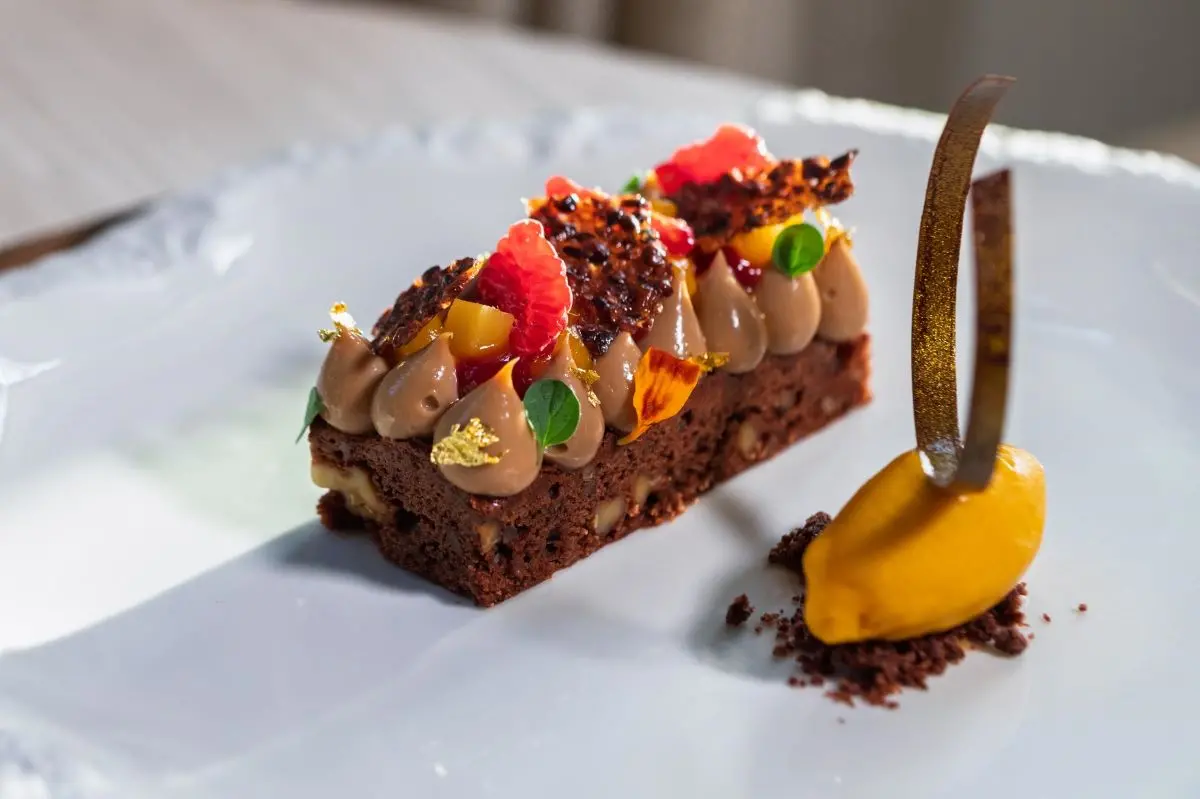 Brownie gianduia, noci, nocciole e mango