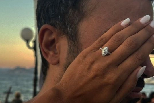 Federica Calemme mostra lo splendido anello che le ha regalato Gianmaria Antinolfi in Grecia (Foto Instagram)