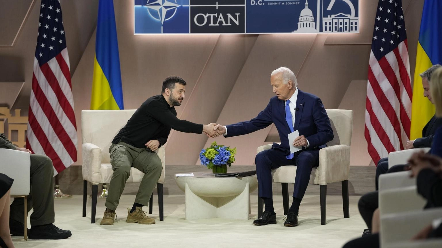 Biden annuncia a Zelensky nuovi aiuti per 225 milioni