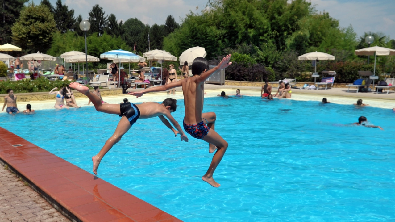 Ragazzi si tuffano in una piscina