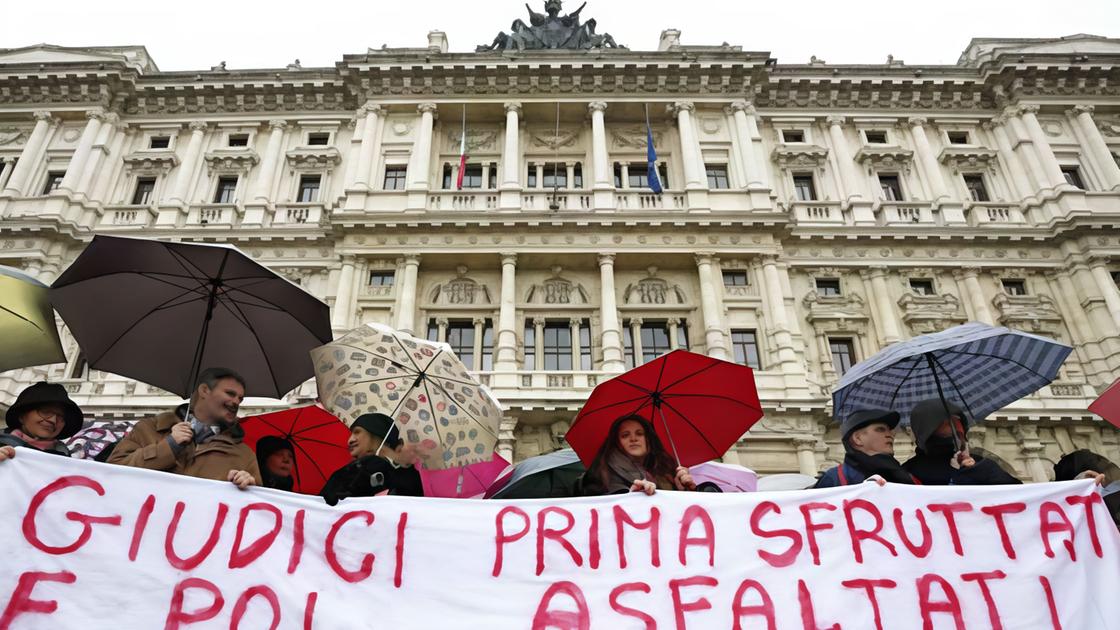 La stretta sui giudici: "Vietato commentare". In arrivo le sanzioni