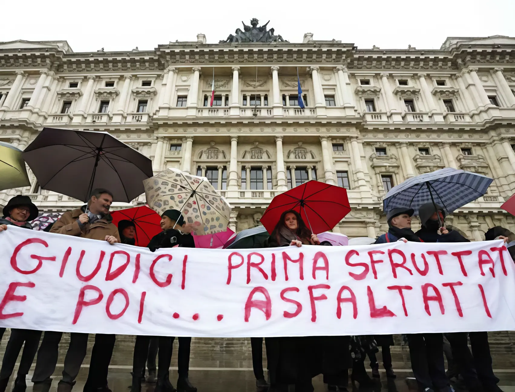 La stretta sui giudici: "Vietato commentare". In arrivo le sanzioni