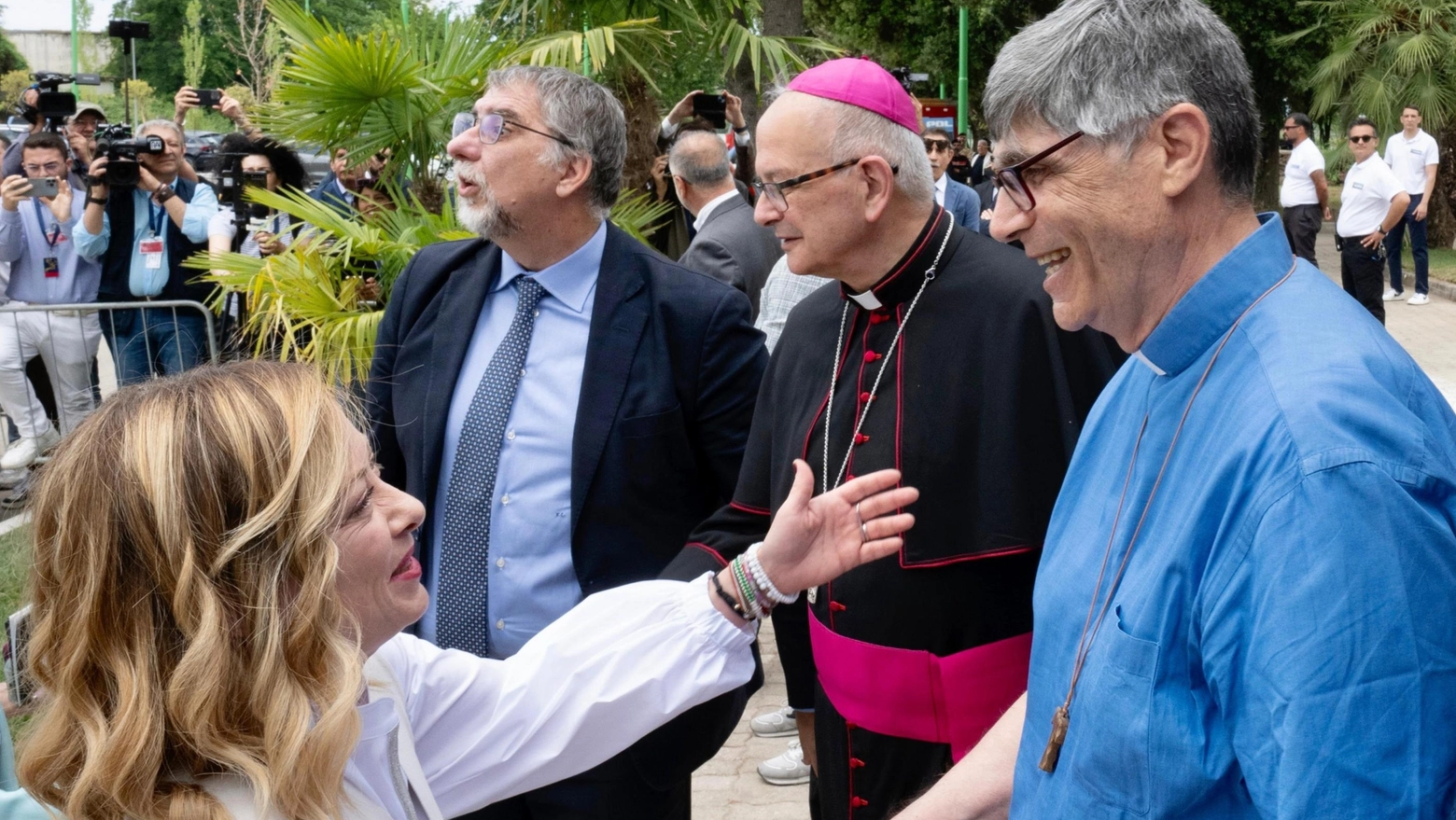 Don Patriciello, il parroco anticamorra di Caivano, con la premier Meloni