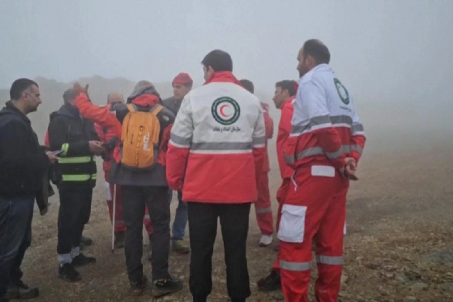 Iran, i soccorritori impegnati nelle ricerche dell'elicottero del presidente Raisi (Ansa)