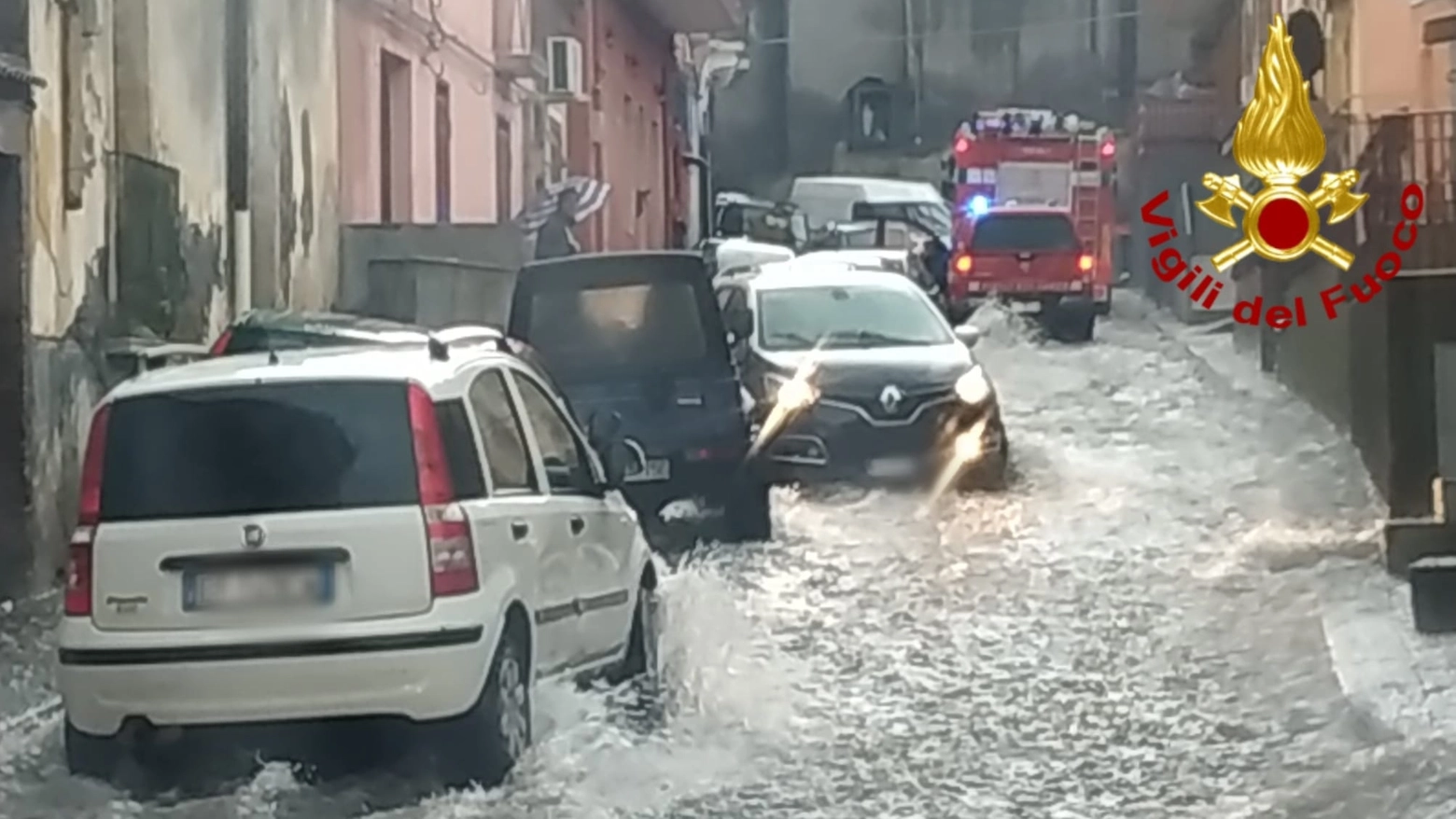 Il maltempo si abbatte nella zona di Acireale (foto Ansa/Vigili del Fuoco)