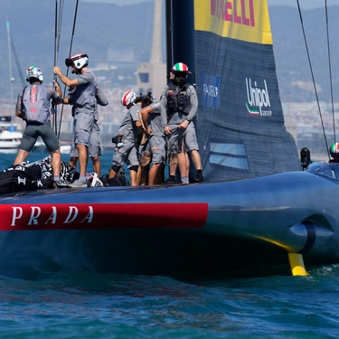 America’s Cup: Luna Rossa squalificata, ma già in semifinale. Contro Ineos lo spareggio decisivo