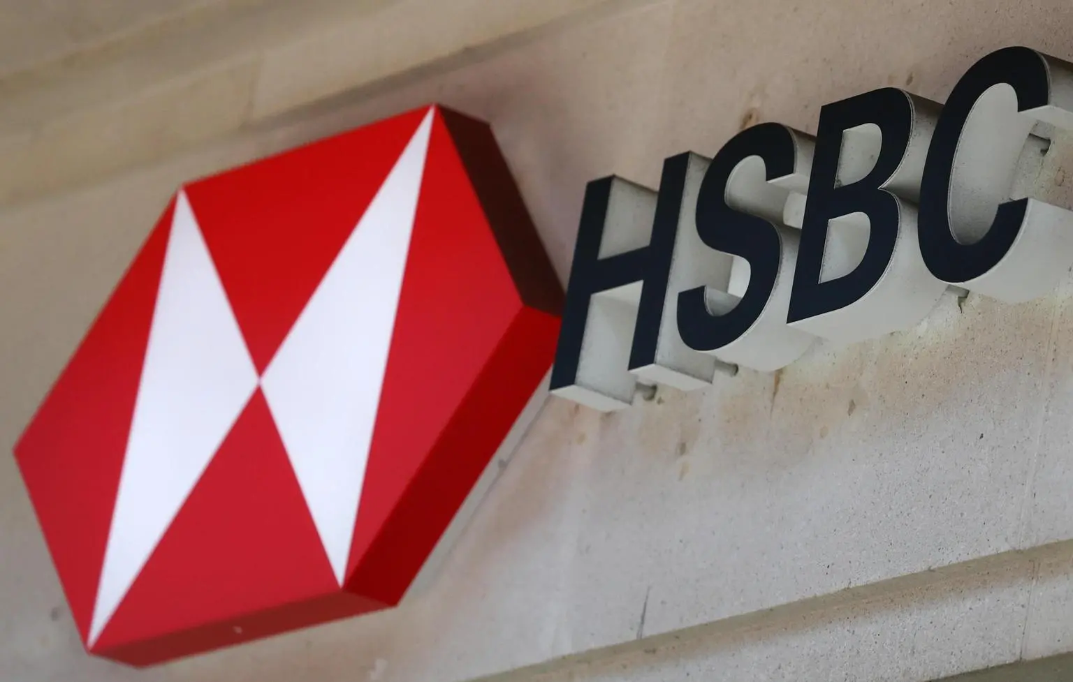 HSBC chiude il 2024 con utili in crescita e annuncia buyback da 2 miliardi