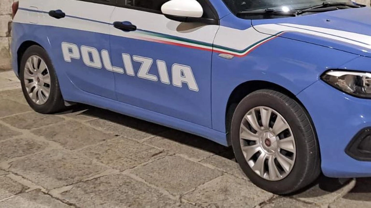 Una donna ha accoltellato il marito durante una lite in zona Magliana. L'uomo è in ospedale, la polizia indaga.