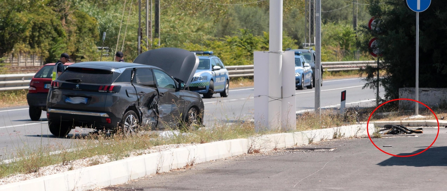 Schianto a Senigallia, nel 2017 in un incidente simile perse la vita Scarponi vincitore del Giro d’Italia. Ieri la vettura di un neopatentato (ora indagato per omicidio stradale) ha invaso la corsia opposta. .