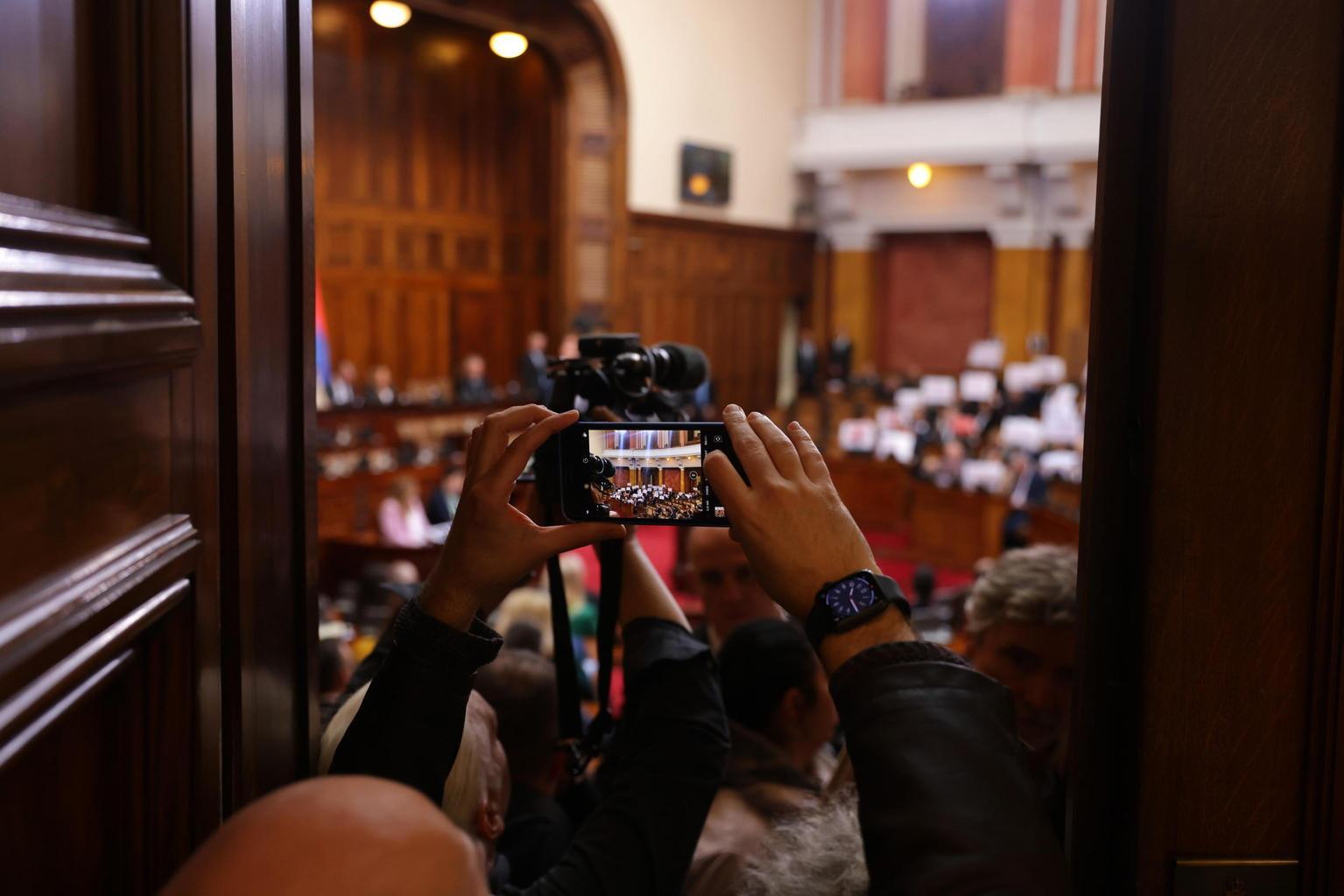 Violenza in Parlamento a Belgrado: proteste e scontri in Serbia