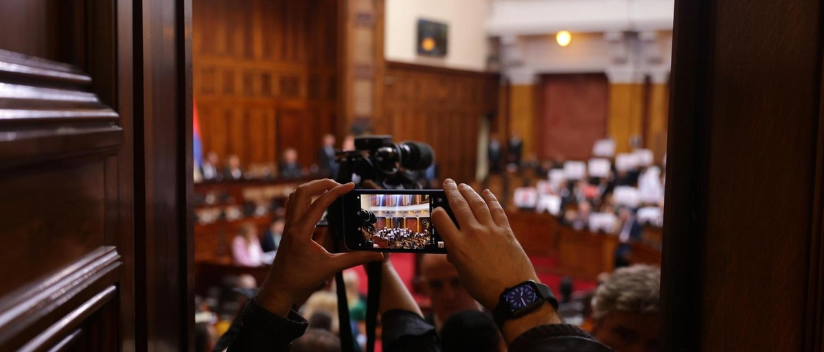 Violenza in Parlamento a Belgrado: proteste e scontri in Serbia