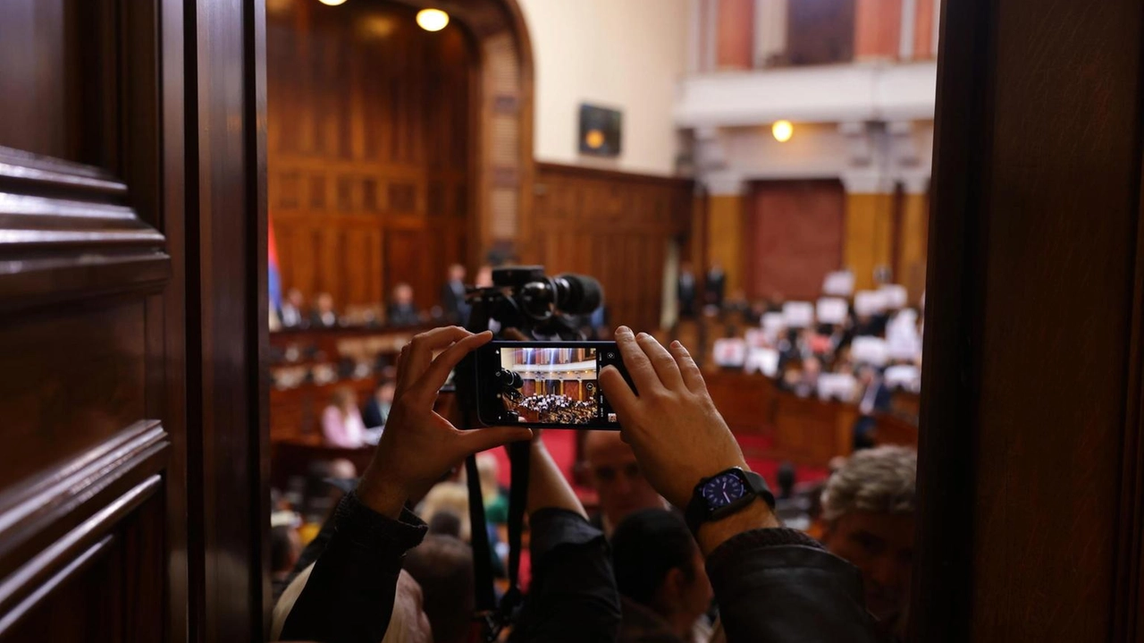 Caos e violenza nel Parlamento serbo con proteste, lanci di oggetti e feriti tra i deputati, tra cui una donna incinta.