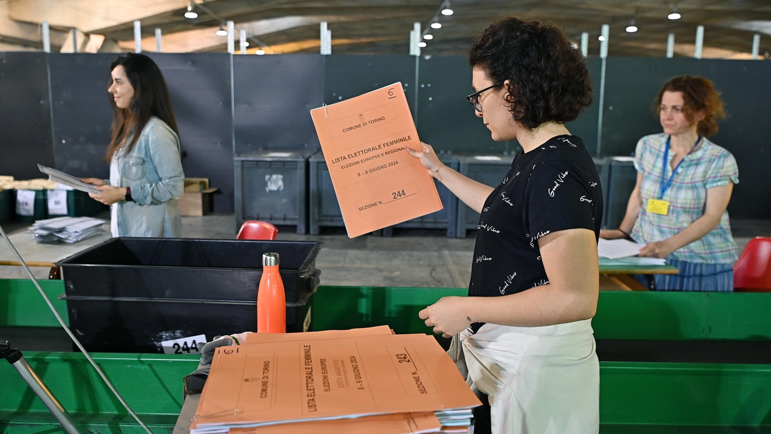 Elezioni europee 2024, arrivo schede elettorali a Torino (Ansa)