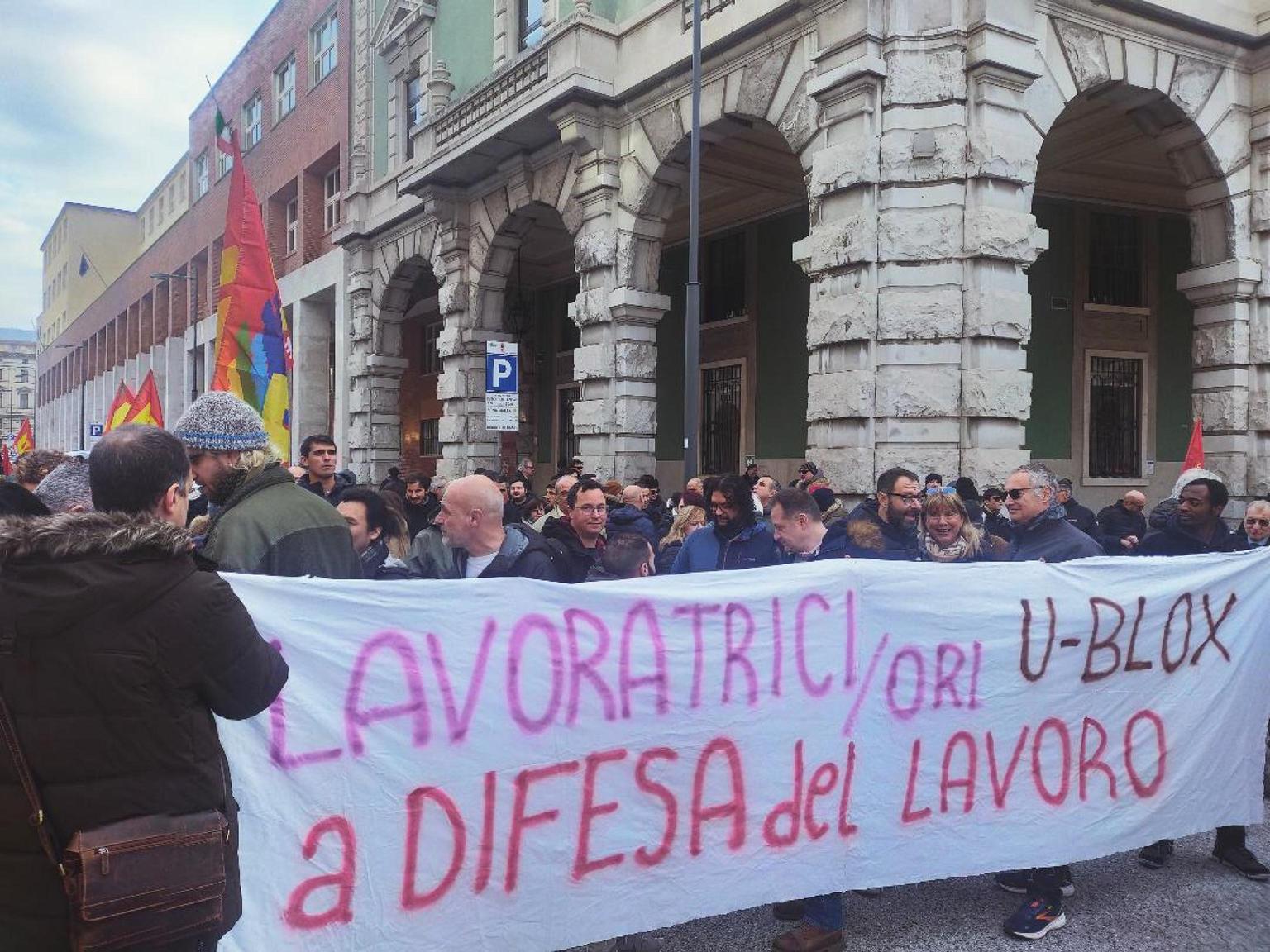 Trieste in piazza: duemila persone contro la crisi di Tirso, Flex e U-Blox