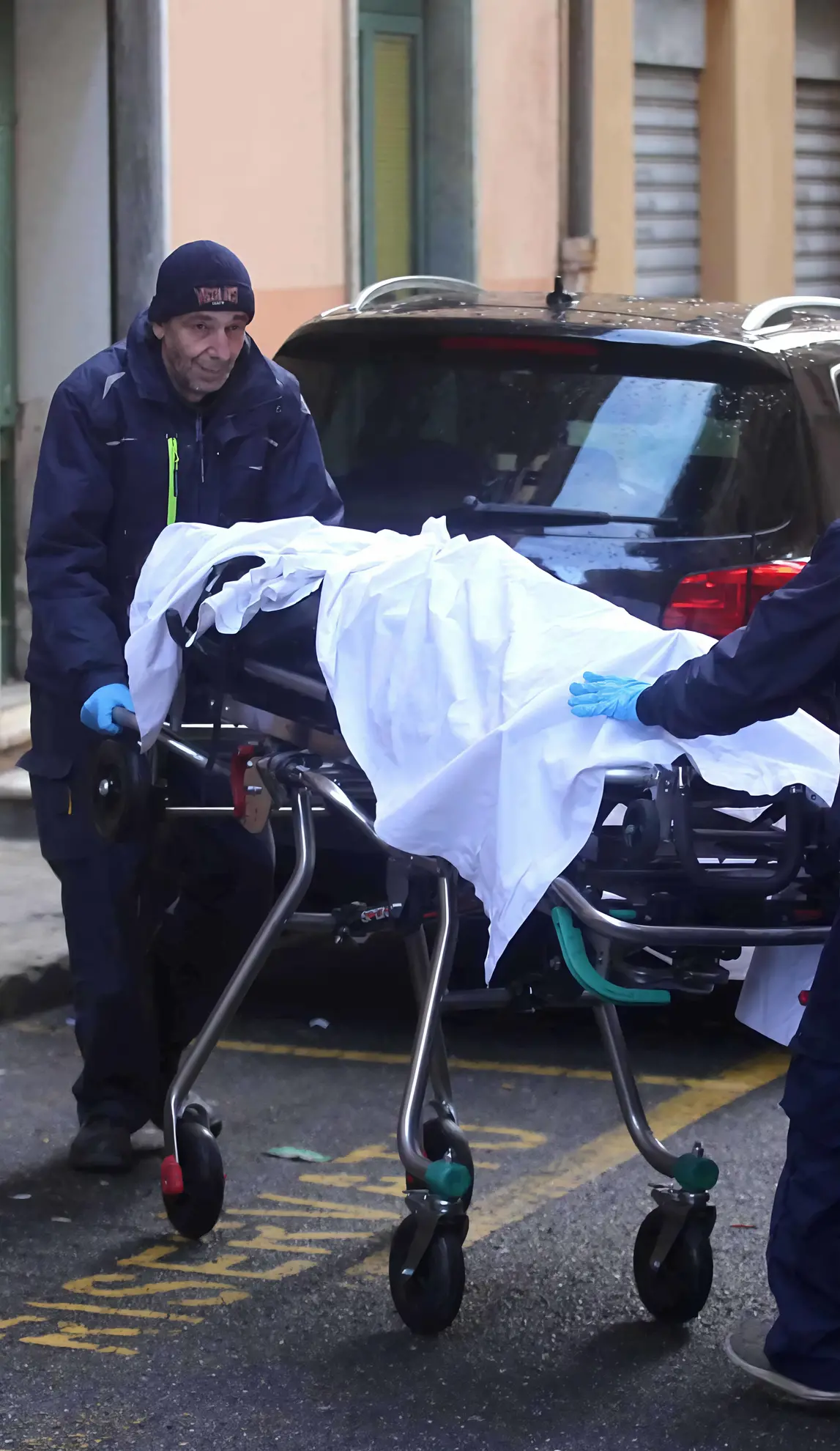 Tragedia della disperazione a Genova, due sorelle si gettano nel vuoto. Una è morta, l’altra gravissima