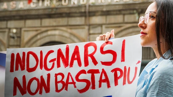 La protesta davanti a un carcere per la situazione drammatica dei detenuti in Italia