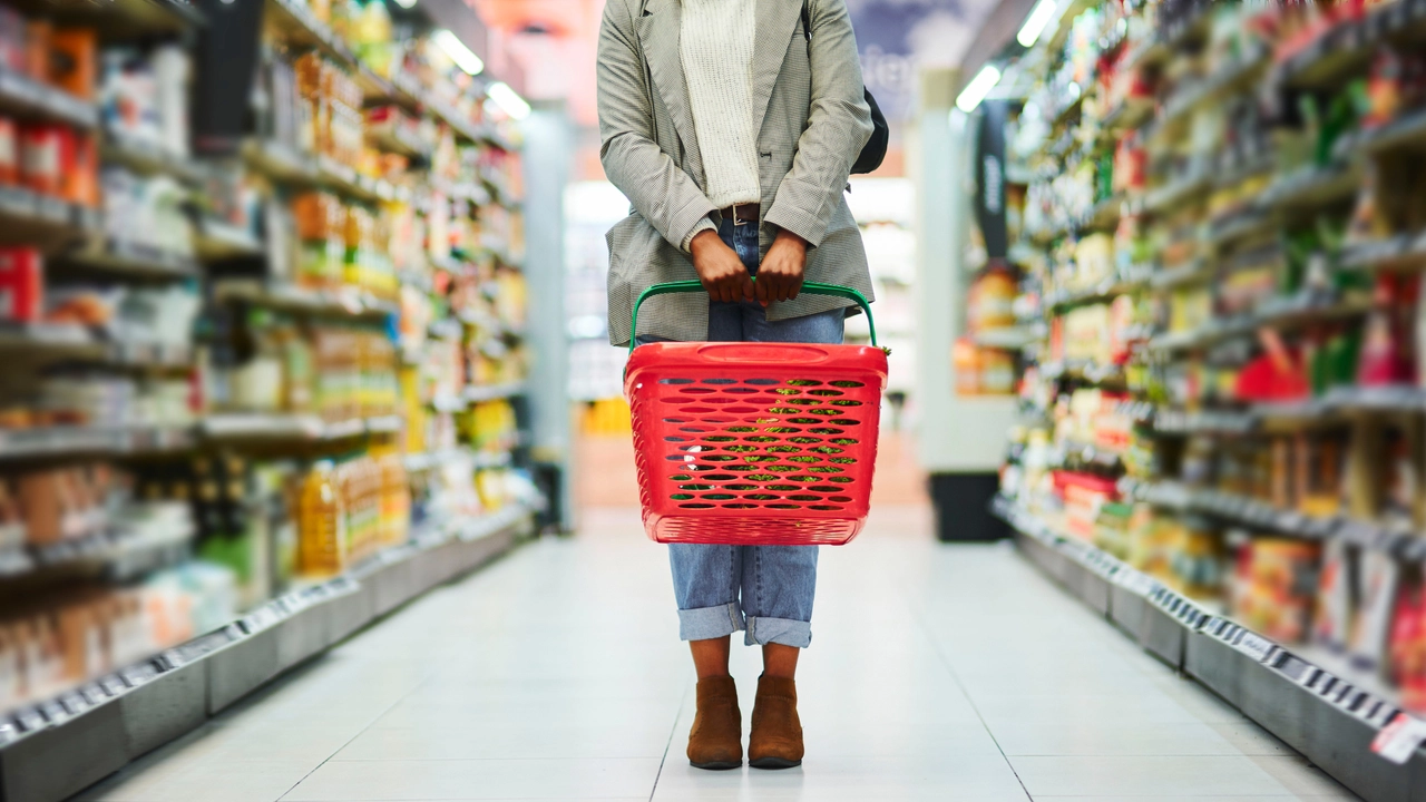 Indagine Coldiretti fotografa il carrello degli italiani da nord a sud. Aumentano le persone che consumano meno proteine e ripiegano su alimenti meno costosi. Allarme per gli sprechi