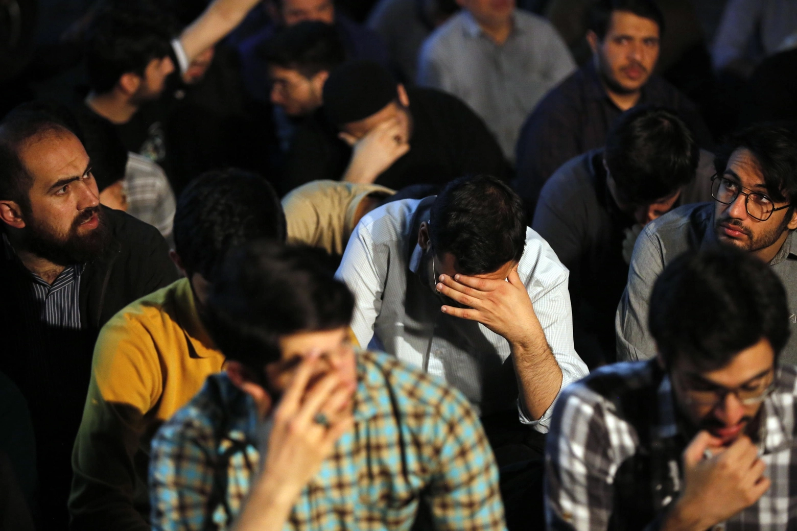 Teheran, iraniani pregano per Raisi dopo la notizia dell'incidente in elicottero (Ansa)