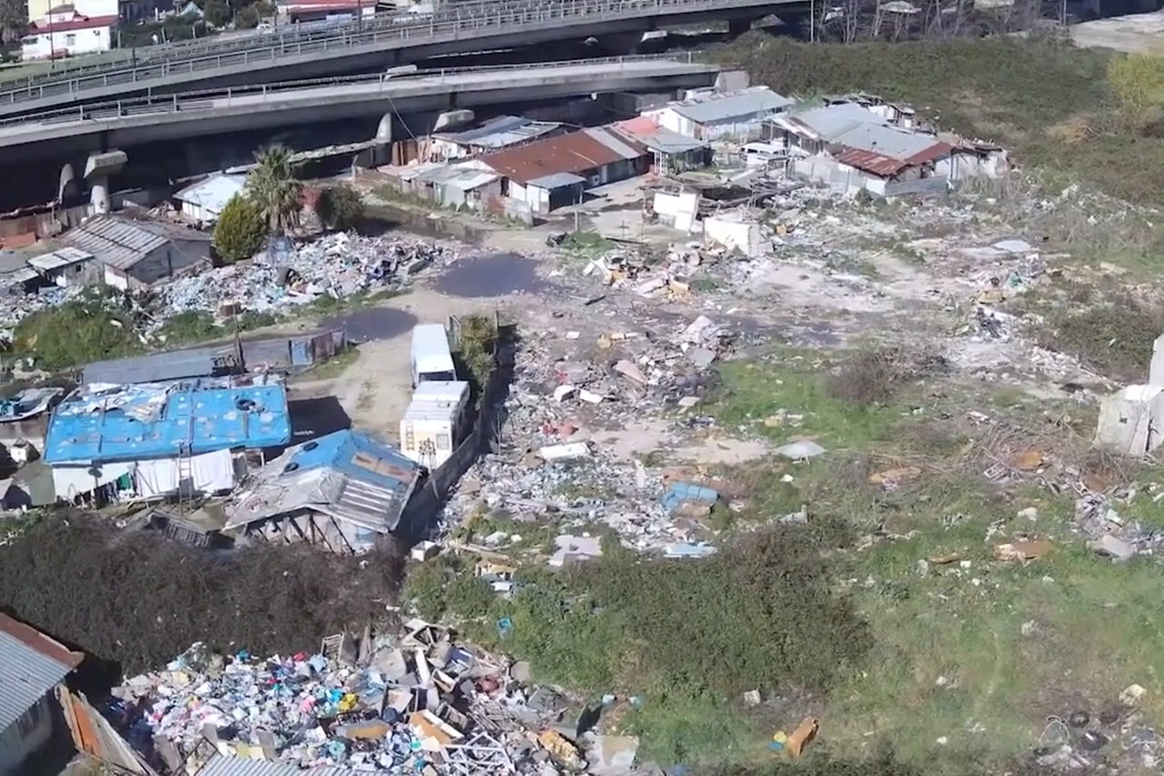 Il campo rom di Scampia usato come discarica abusiva