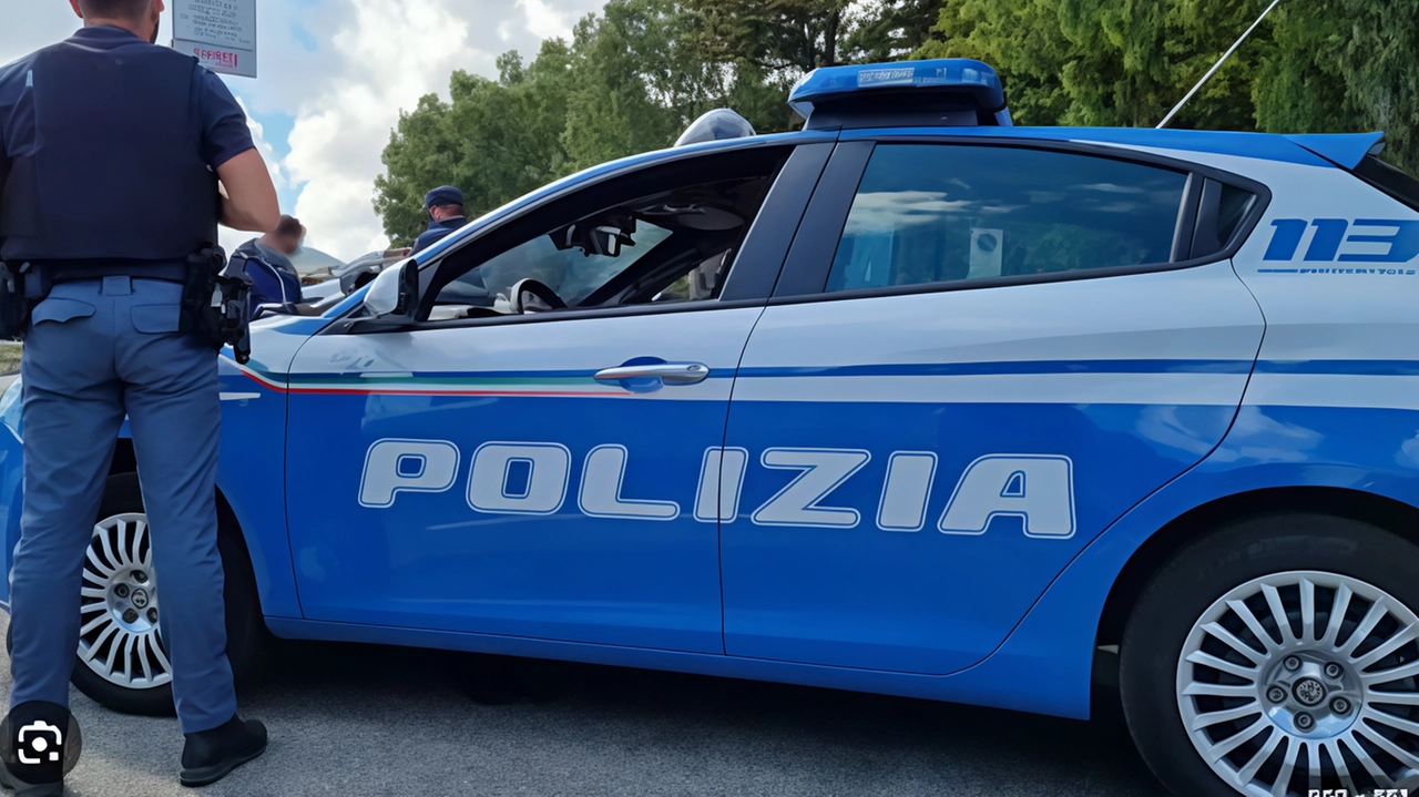 Una volante della polizia (foto generica)