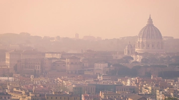 La tempesta del Sahara invade l'Italia. Cappa rosa su Roma, polveri fino alle Dolomiti