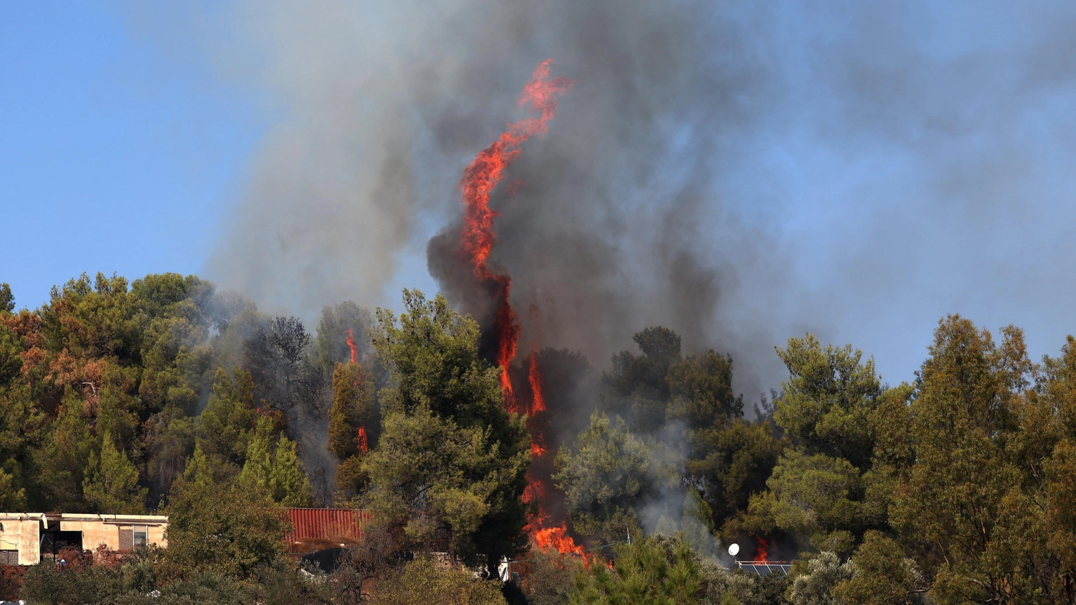 Gli incendi provocati dai missili di Hezbollah vicino alla città israeliana di Safed (Ansa)