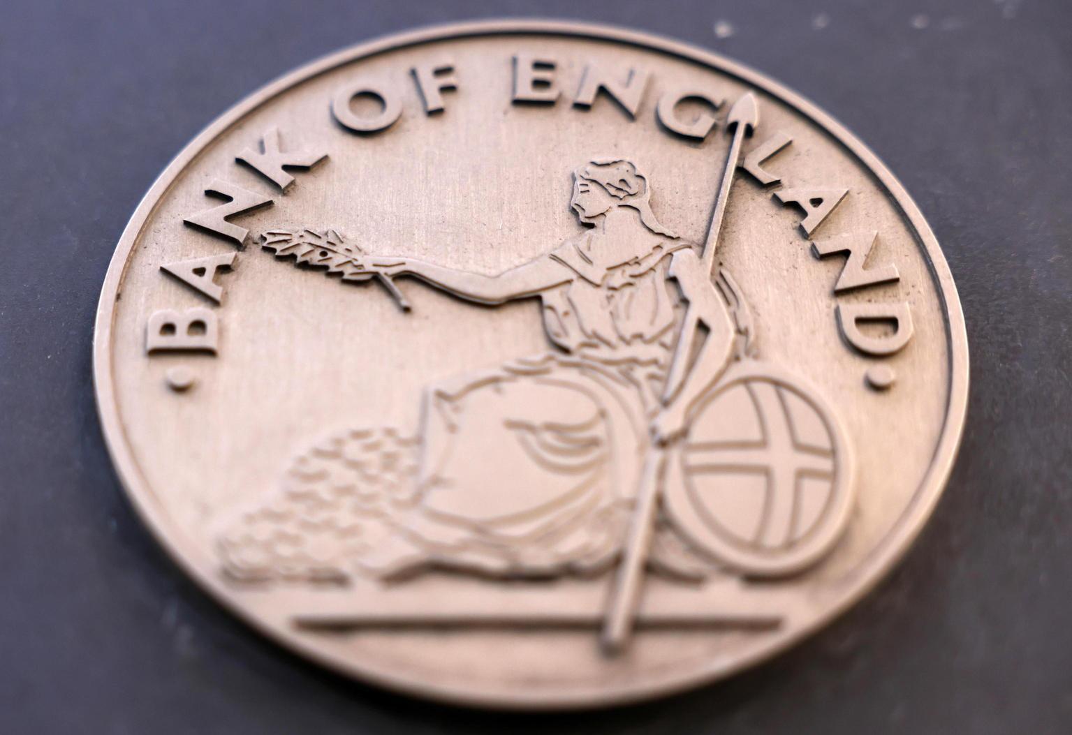 Bank of England taglia i tassi d'interesse al 4,5% tra inflazione e pressioni economiche