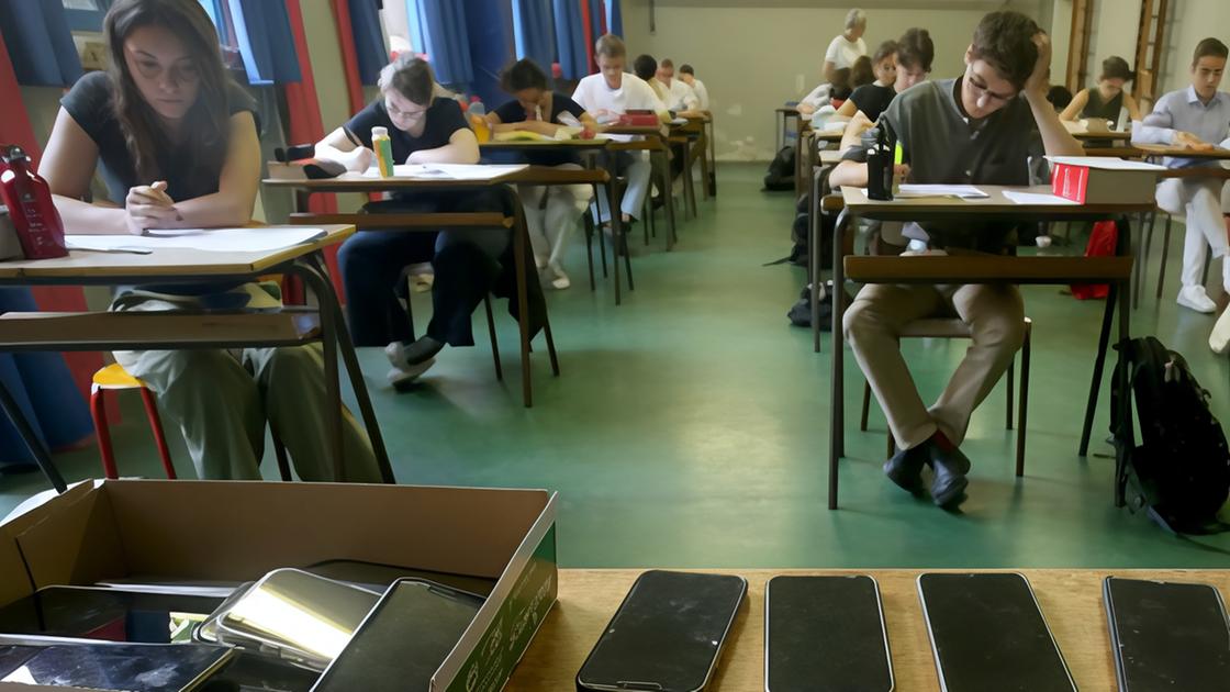 Cellulari in classe. L’ondata di divieti