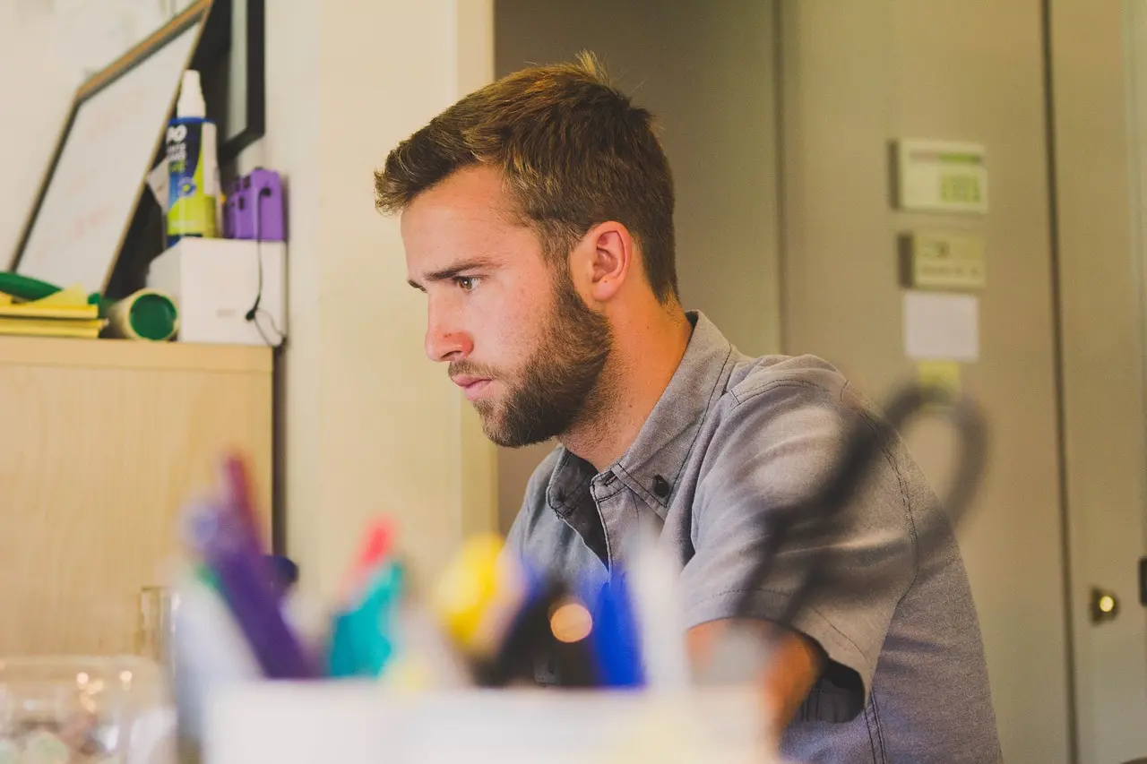 Lavoro ibrido e freelance: nuove modalità che cambiano l’economia personale