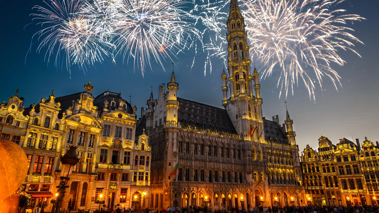 Vista della Grand Place di notte con fuochi d'artificio a Bruxelles in Belgio