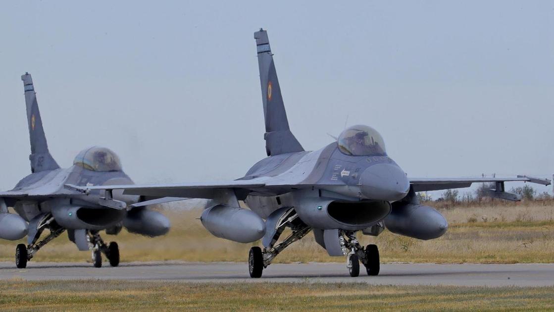 Militari ucraini addestrati in Romania a pilotare gli F 16