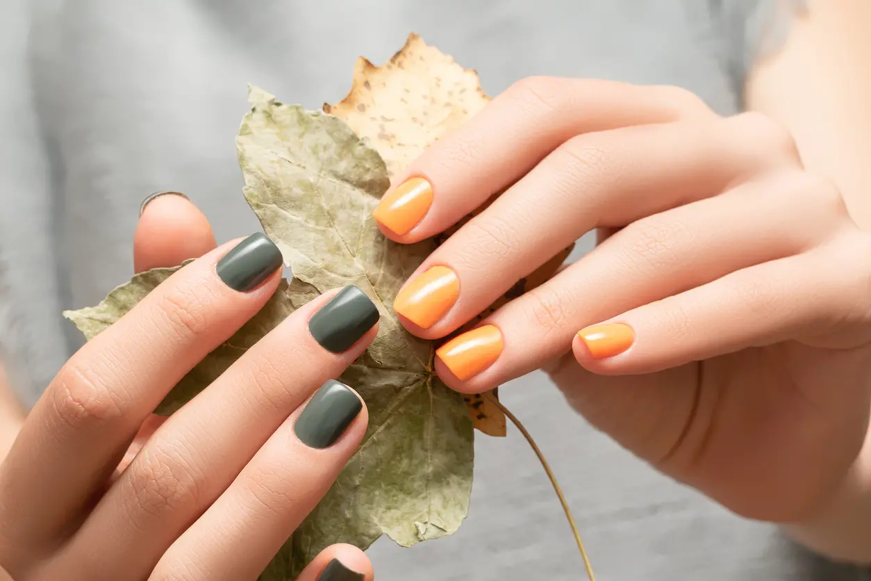 Amber nails, le unghie effetto ambra sono perfette per l'autunno 2024