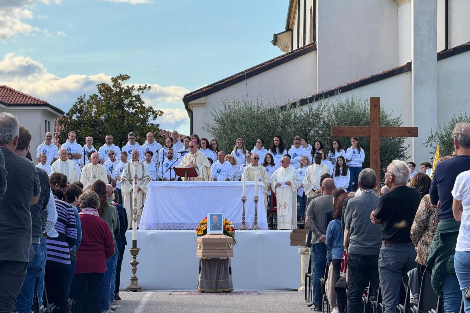 Funerali Sammy Basso, il silenzio all'arrivo del feretro