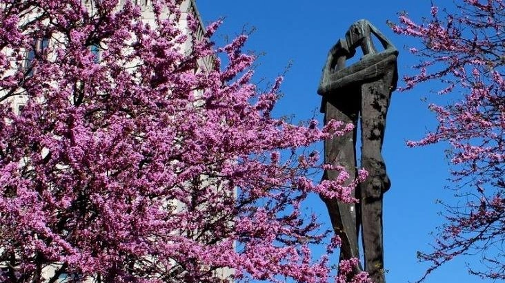 Trieste, piazza Oberdan: il Cantico dei Cantici, la statua dei “fidanzatini“ realizzata da Marcello Mascherini nel ’57